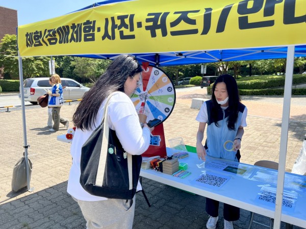 청강문화산업대학교에서 홍보로 복지관 퀴즈 진행하는 모습