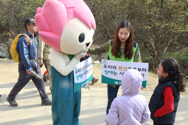 산수유축제에서의 활동 모습