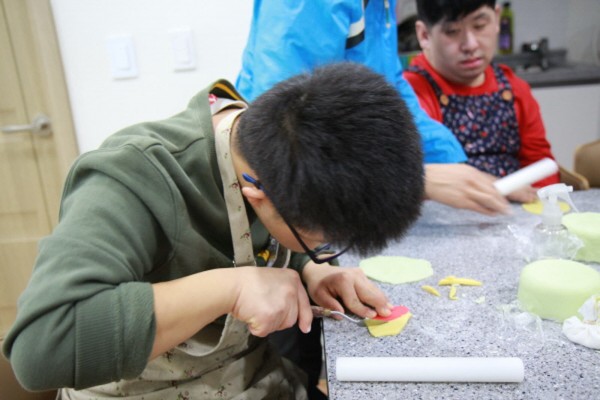 설탕반죽을 도안에 맞춰 자르는 모습