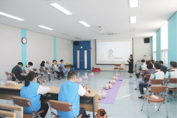 직원내부교육으로 실시하는 심폐소생술교육 진행 모습