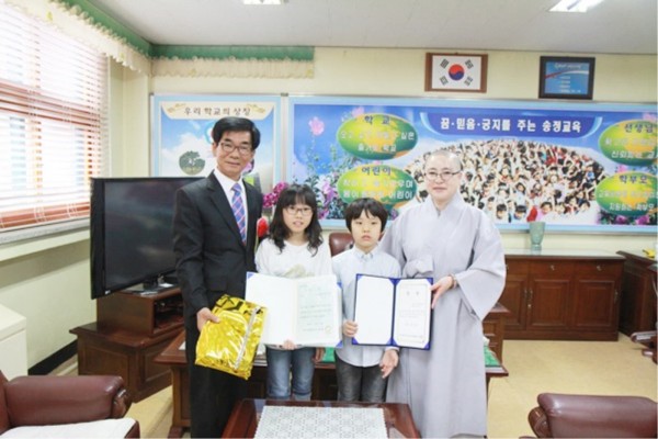 송정초등학교에 방문하여 시상식을 진행하였습니다.